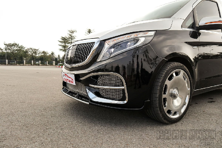 Theo một chủ gara xe hơi tại Hà Nội, mẫu xe ôtô mới này không chỉ có ngoại hình giống phong cách những chiếc xe siêu sang Maybach mà Mercedes-Benz V250 độ trong bài viết này còn có khoang nội thất đẳng cấp với hầu hết các chi tiết đã được cách tân mang đến sự độc đáo cho xe.