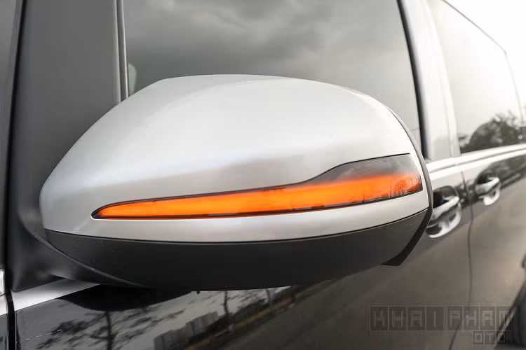 Đèn chiếu sáng của Mercedes-Benz V250 độ Maybach vẫn được giữ nguyên với công nghệ LED và bóng Projector cùng dải đèn định vị ban ngày phía trên quen thuộc.