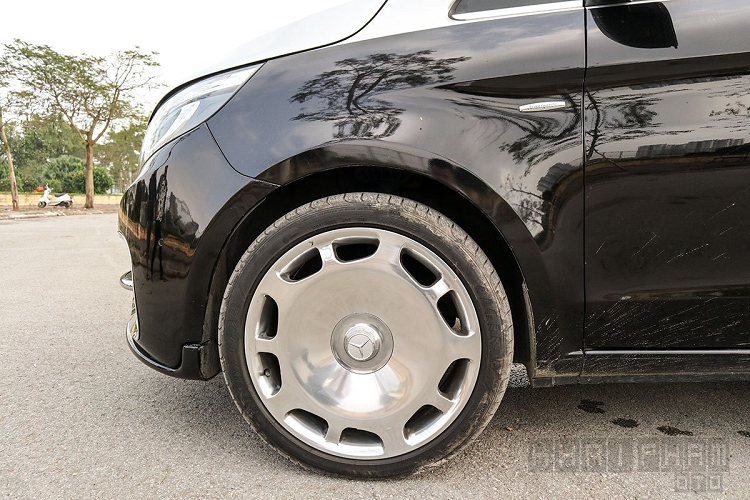 Mercedes-Benz V250 độ Maybach với phần đầu được làm mới với bộ lưới tản nhiệt mạ crom hoàn toàn, cùng những thanh dọc đi kèm logo Maybach, hơn nữa cản trước và hốc gió cũng được tinh chỉnh lại với viền mạ kim loại sáng màu bên trong vân lưới dạng tổ ong.