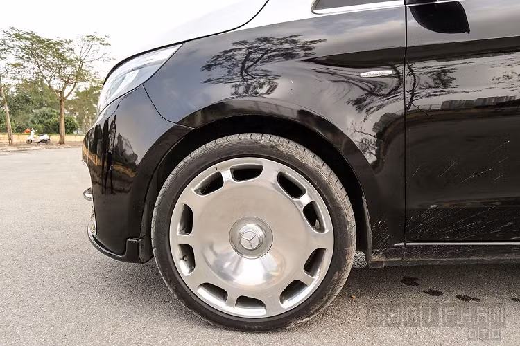 Mercedes-Benz V250 độ Maybach với phần đầu được làm mới với bộ lưới tản nhiệt mạ crom hoàn toàn, cùng những thanh dọc đi kèm logo Maybach, hơn nữa cản trước và hốc gió cũng được tinh chỉnh lại với viền mạ kim loại sáng màu bên trong vân lưới dạng tổ ong.