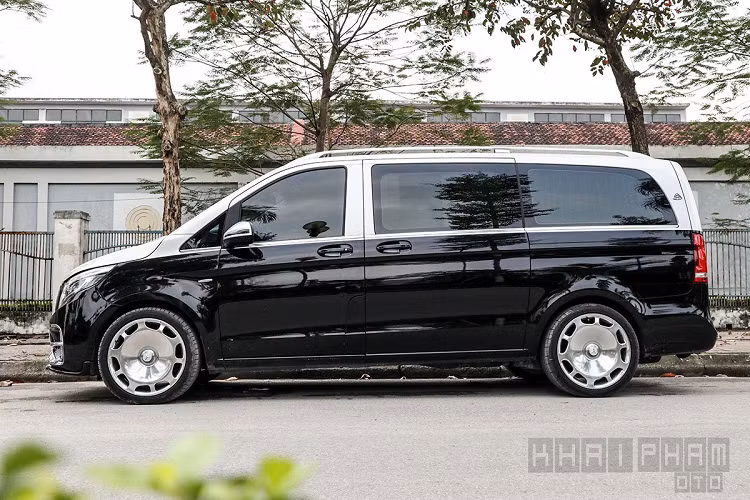 Hiện tại, giá xe Mercedes-Benz V250 Maybach đang được chủ nhân rao bán với mức giá 2,3 tỷ đồng, trong khi giá niêm yết chính hãng đang là 2,567 tỷ đồng. Như vậy, khách hàng sẽ tiết kiếm gần 300 triệu đồng lại còn được trải nghiệm một chiếc xe xịn như Maybach.