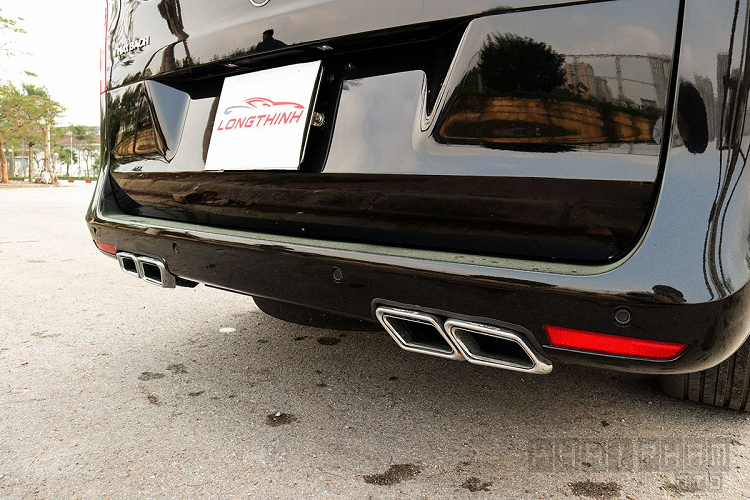 Người dùng sẽ được trải nghiệm Mercedes-Benz V250 với bộ mâm Maybach kích thước đến 20 inch, trong khi đó bản tiêu chuẩn của mẫu xe này chỉ có kích thước 17 inch. Gương chiếu hậu của phiên bản Maybach độ từ Mercedes-Benz V250 cũng khác biệt với dải đèn LED chạy đuổi, bản tiêu chuẩn chỉ là dạng thường.