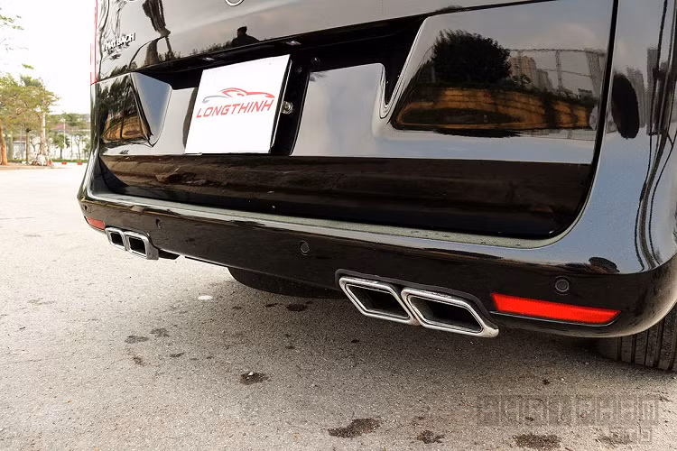 Người dùng sẽ được trải nghiệm Mercedes-Benz V250 với bộ mâm Maybach kích thước đến 20 inch, trong khi đó bản tiêu chuẩn của mẫu xe này chỉ có kích thước 17 inch. Gương chiếu hậu của phiên bản Maybach độ từ Mercedes-Benz V250 cũng khác biệt với dải đèn LED chạy đuổi, bản tiêu chuẩn chỉ là dạng thường.