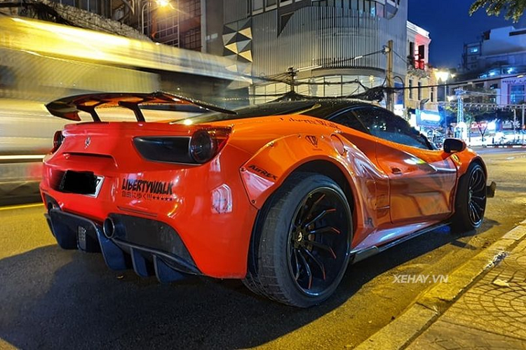 Xe sở hữu phần đầu khỏe khoắn với nhiều bộ phận được làm mới. Ở phía sau, 488 GTB gây chú ý nhờ cánh gió chủ động cỡ lớn, bộ khuếch tán hầm hố và hệ thống ống xả Fi hiệu suất cao.