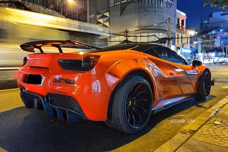 Xe sở hữu phần đầu khỏe khoắn với nhiều bộ phận được làm mới. Ở phía sau, 488 GTB gây chú ý nhờ cánh gió chủ động cỡ lớn, bộ khuếch tán hầm hố và hệ thống ống xả Fi hiệu suất cao.