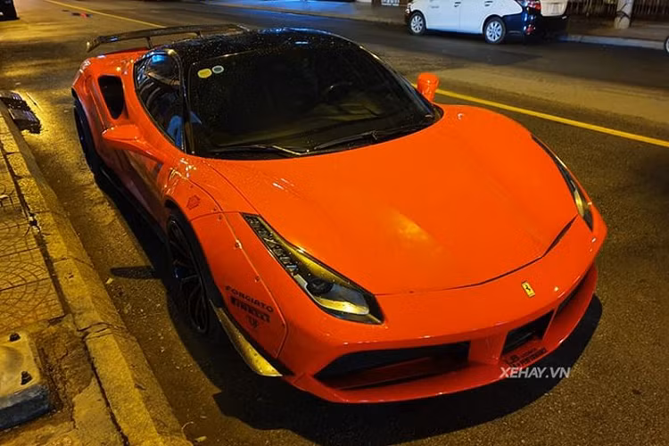 Phong trào dán decal cho "xế cưng" đã không còn xa lạ với các chủ sở hữu xe hơi, bằng cách này, chiếc xe vừa được làm mới diện mạo một cách nhanh chóng lại vừa có thể giữ gìn màu sơn nguyên bản.