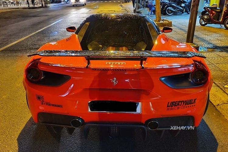 Giống như những chiếc Ferrari 488 GTB tại Việt Nam, bao gồm cả bản độ Liberty Walk độc nhất vô nhị, chiếc Ferrari 488 GTB này sử dụng khối động cơ nguyên bản V8, tăng áp kép 3.9L cho công suất 661 mã lực và mô-men xoắn cực đại 760 Nm.