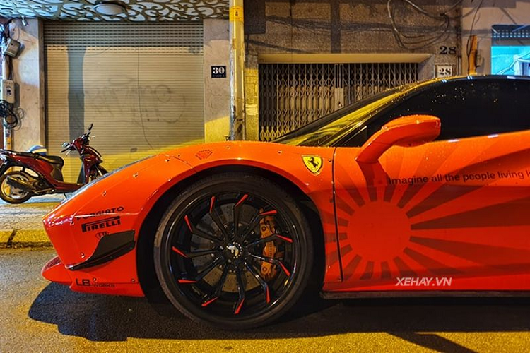 Để chiếc xe thêm phần thú vị, chủ xe còn trang bị cho bản độ Ferrari 488 GTB các bánh xe đa chấu thiết kế độc đáo từ Forgiato, đặc biệt phần viền còn được dán màu đỏ tạo điểm nhấn và tăng tính kết nối với thân xe.