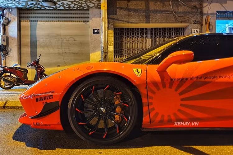 Để chiếc xe thêm phần thú vị, chủ xe còn trang bị cho bản độ Ferrari 488 GTB các bánh xe đa chấu thiết kế độc đáo từ Forgiato, đặc biệt phần viền còn được dán màu đỏ tạo điểm nhấn và tăng tính kết nối với thân xe.