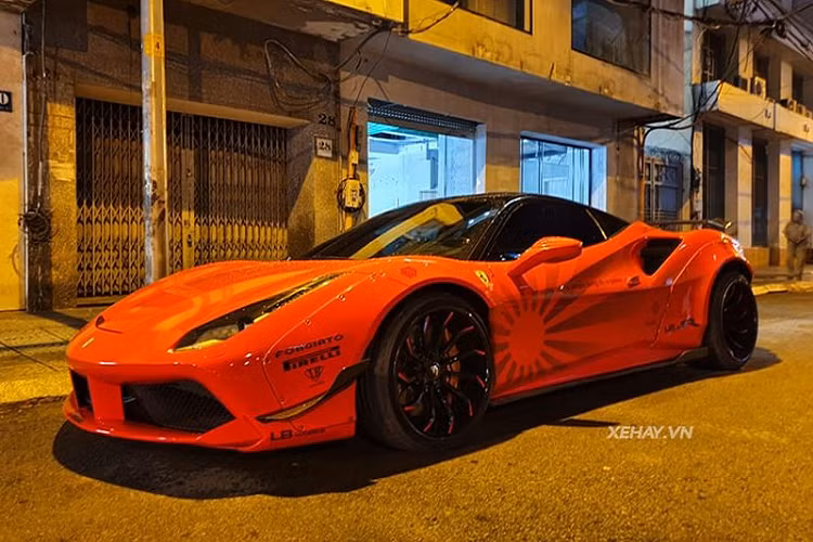  Siêu xe Ferrari 488 GTB này đã được đời chủ cũ rao bán vào giữa tháng 4 năm nay, và hiện đang thuộc sở hữu của một đại gia kín tiếng tại Sài Gòn. Sau đó, chủ xe mới đã cùng 488 GTB tham gia hành trình siêu xe TP.HCM - Đà Lạt vừa diễn ra cách gần 1 tháng.