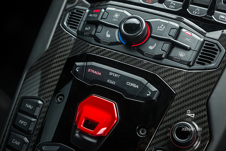 Động cơ V12 dung tích 6.5 lít quen thuộc của hãng xe Ý đã được điều chỉnh để có khả năng sản sinh công suất lên tới 740 mã lực tại vòng tua 8.400 vòng/phút, mô-men xoắn cực đại đạt 690Nm tại 5.500 vòng/phút, nhiều hơn 40 mã lực so với phiên bản tiền nhiệm. Để đạt được sực mạnh kể trên, Lamborghini đã tối ưu hệ thống nạp thông minh VVT (Variable Van Timing) và hệ thống van nạp biến thiên VIS (Variable Intake System), cũng như tăng tốc độ tối đa của động cơ từ 8.350 vòng/phút lên thành 8.500 vòng/phút.