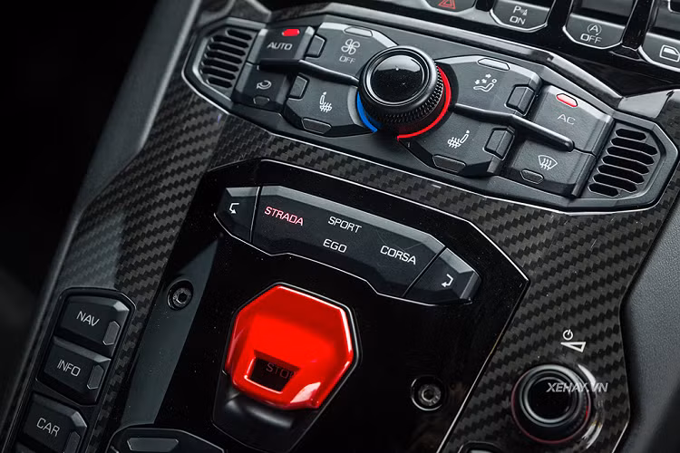 Động cơ V12 dung tích 6.5 lít quen thuộc của hãng xe Ý đã được điều chỉnh để có khả năng sản sinh công suất lên tới 740 mã lực tại vòng tua 8.400 vòng/phút, mô-men xoắn cực đại đạt 690Nm tại 5.500 vòng/phút, nhiều hơn 40 mã lực so với phiên bản tiền nhiệm. Để đạt được sực mạnh kể trên, Lamborghini đã tối ưu hệ thống nạp thông minh VVT (Variable Van Timing) và hệ thống van nạp biến thiên VIS (Variable Intake System), cũng như tăng tốc độ tối đa của động cơ từ 8.350 vòng/phút lên thành 8.500 vòng/phút.