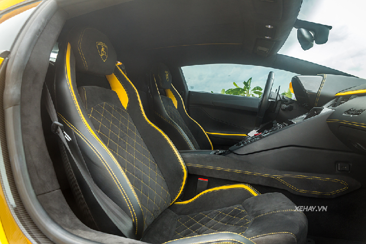 So với thế hệ Aventador đầu tiên, Lamborghini Aventador S có nhiều nâng cấp đáng giá khác. Đó là hệ thống đánh lái bánh sau cho phép chiếc xe linh hoạt hơn ở tốc độ thấp và ổn định hơn khi vào cua ở tốc độ cao. Hệ thống treo từ tính vốn được giới thiệu trên mẫu Aventador SV nay đã là trang bị tiêu chuẩn của Aventador S. Bằng việc điều khiển độ cứng mềm của thanh giảm chấn bằng dòng điện, hệ thống treo khiến chiếc xe êm ái hơn khi đi phố cũng như hiệu quả hơn, kiểm soát thân xe tốt hơn trên đường đua.