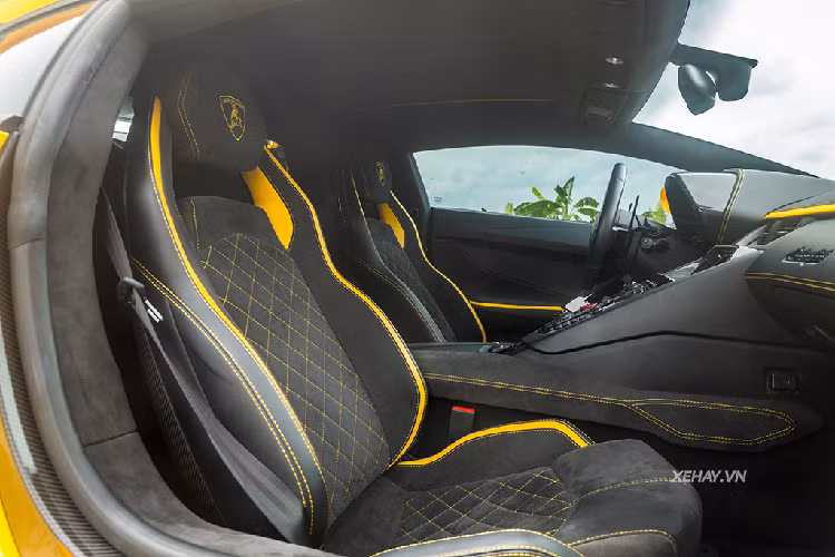 So với thế hệ Aventador đầu tiên, Lamborghini Aventador S có nhiều nâng cấp đáng giá khác. Đó là hệ thống đánh lái bánh sau cho phép chiếc xe linh hoạt hơn ở tốc độ thấp và ổn định hơn khi vào cua ở tốc độ cao. Hệ thống treo từ tính vốn được giới thiệu trên mẫu Aventador SV nay đã là trang bị tiêu chuẩn của Aventador S. Bằng việc điều khiển độ cứng mềm của thanh giảm chấn bằng dòng điện, hệ thống treo khiến chiếc xe êm ái hơn khi đi phố cũng như hiệu quả hơn, kiểm soát thân xe tốt hơn trên đường đua.