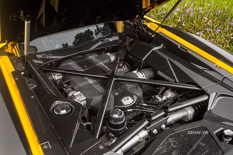 Dải đèn hậu được tinh chỉnh lại trông năng động hơn. Hệ thống 3 ống xả của Aventador S được sắp xếp thành hình tam giác thay vì 4 ống được tách riêng biệt như các phiên bản trước đây.