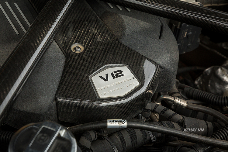 Xe nguyên bản cũng có bộ la-zăng thiết kế mới những chủ nhân của chiếc Aventador S này đã thay thế la-zăng mới. Sau khi nhận xe, Hoàng Kim Khánh tiếp tục “tút tát” cho chiếc siêu xe đầu tiên anh sở hữu. Anh độ thêm nắp capo sợi các-bon, cánh gió sau sợi các-bon và trang bị bộ la-zăng tiện Vossen S21-01 3 mảnh thay thế cho la-zăng nguyên bản. Được biết, bộ la-zăng độ kể trên có giá bán lên tới 240 triệu đồng tại Việt Nam.