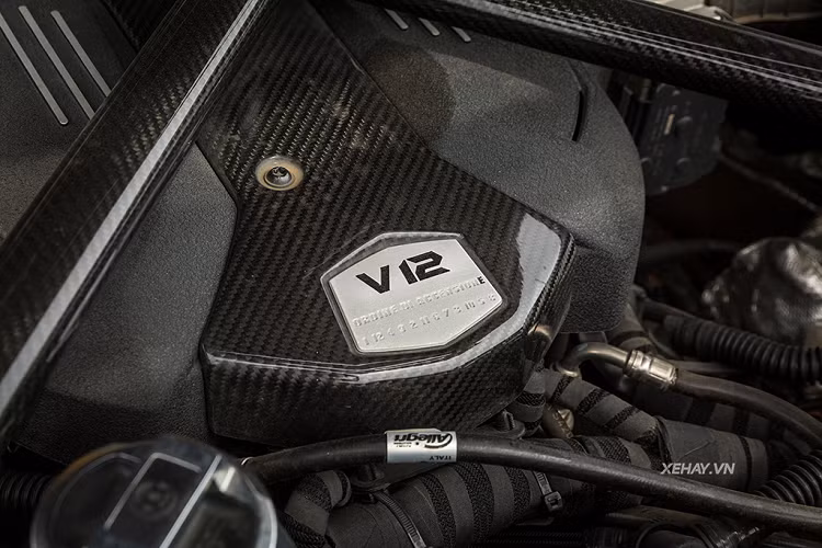 Xe nguyên bản cũng có bộ la-zăng thiết kế mới những chủ nhân của chiếc Aventador S này đã thay thế la-zăng mới. Sau khi nhận xe, Hoàng Kim Khánh tiếp tục “tút tát” cho chiếc siêu xe đầu tiên anh sở hữu. Anh độ thêm nắp capo sợi các-bon, cánh gió sau sợi các-bon và trang bị bộ la-zăng tiện Vossen S21-01 3 mảnh thay thế cho la-zăng nguyên bản. Được biết, bộ la-zăng độ kể trên có giá bán lên tới 240 triệu đồng tại Việt Nam.