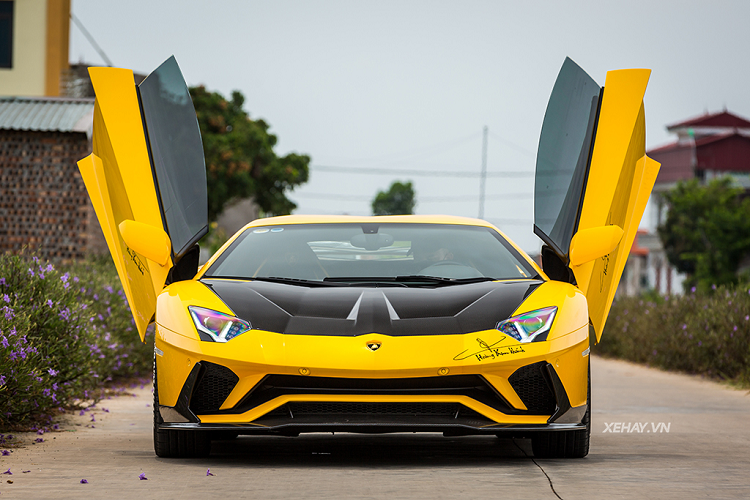 Nhìn chung, với hàng loạt nâng cấp cả về hiệu năng và thiết kế, Lamborghini Aventador S vẫn xứng đáng là siêu xe đáng mơ ước nhất của hãng siêu xe Ý. Giá xe Lamborghini Aventador S chính hãng khi về Việt Nam cao ngất, lên đến hơn 45 tỷ đồng.