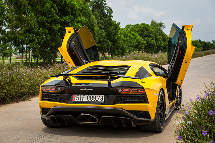 Đây là chiếc Lamborghini Aventador S chính hãng đầu tiên tại Việt Nam. Đây là dòng siêu xe cao cấp nhất của Lamborghini, được định vị cao hơn dòng xe Huracan. Những yếu tố đắt tiền trên siêu xe này là khối động cơ V12 nạp khí tự nhiên đặc trưng của Lamborghini, kết cấu khung xe bằng sợi các-bon và tất nhiên, kiểu mở cửa cắt kéo đã làm nên thương hiệu Lamborghini. Xe được trang bị hộp số ly hợp đơn 7 cấp ISR và hệ dẫn động 4 bánh toàn thời gian, cho phép siêu xe này tăng tốc lên 100 km/h trong 2,8 giây và đạt tốc độ tối đa 350 km/h.