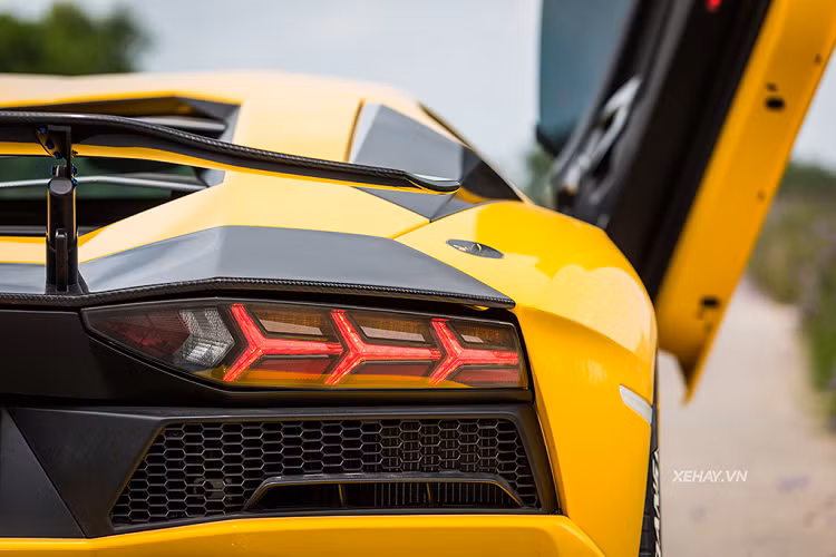Về mặt thiết kế, Aventador S thừa hưởng nhiều đường nét sắc sảo của mẫu Aventador SV. Ở phần đầu xe, cụm đèn pha với dải đèn chữ Y đặc trưng vẫn được giữ lại, trong khi tấm cản trước sắc lẹm là thiết kế hoàn toàn mới, mang đến bộ mặt dữ dằn hơn cho Aventador S. Tấm khuếch tán gió trước cũng có thiết kế nổi bật và sắc sảo hơn.