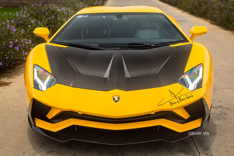 Bên trong khoang lái của Lamborghini Aventador S LP740-4 có cụm đồng hồ kỹ thuật số mới, màn hình màu TFT mới bổ sung vào cabin. Bố cục của cụm đồng hồ sẽ thay đổi theo từng chế độ lái khác nhau. Ngoài ra, Lamborghini Aventador S LP740-4 còn hỗ trợ ứng dụng Apple CarPlay để kết nối với điện thoại thông minh.