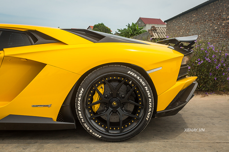 Nhìn sang phần hông xe, fan cuồng của Lamborghini sẽ nhanh chóng nhận thấy 2 cửa hút gió có thể đóng mở trên Aventador đời đầu đã được thay thế bằng cửa gió cố định. Thiết kế này nhằm đáp ứng yêu cầu làm mát của khối động cơ V12 cực nóng của Aventador S. Phía đuôi xe, một bộ khuếch tán lớn với phần cản va phía sau bằng carbon.
