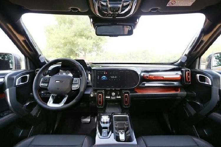 Bên trong Haval DaGou, nội thất cũng được thiết kế bắt mắt không kém gì ngoại thất. Tại đây, bạn sẽ bắt gặp tay nắm khá lớn trên mặt cửa và mặt táp-lô phía bên ghế phụ lái, mang đến cảm giác rắn rỏi cần thiết cho một mẫu SUV. Thêm vào đó là vô lăng to bản, bảng đồng hồ kỹ thuật số toàn phần, màn hình thông tin giải trí cỡ lớn, khay sạc điện thoại thông minh không dây, cửa gió điều hòa nằm ngang, cửa sổ trời toàn cảnh Paronama và núm xoay chọn số thay cho cần số truyền thống.