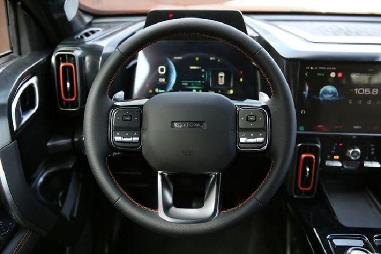 Bất ngờ hơn, Haval DaGou sẽ có công nghệ "nắp ca-pô trong suốt" tương tự SUV hạng sang của thương hiệu Land Rover với camera nằm dưới gầm trước. Thêm vào đó là màn hình thông tin kính lái cỡ lớn không thua kém gì xe sang.