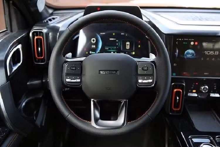 Bất ngờ hơn, Haval DaGou sẽ có công nghệ "nắp ca-pô trong suốt" tương tự SUV hạng sang của thương hiệu Land Rover với camera nằm dưới gầm trước. Thêm vào đó là màn hình thông tin kính lái cỡ lớn không thua kém gì xe sang.