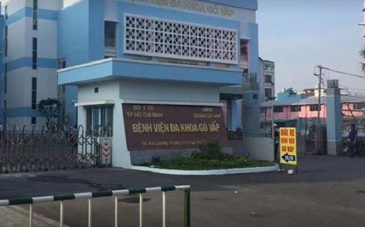 Bac sy Pham Huu Quoc bi to dau co khau trang tiep tuc bi dinh chi cong tac