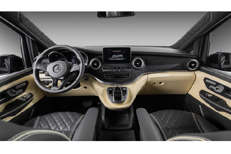 Từ một mẫu xe minivan vốn đã rất sang trọng, Schawe đã biến khoang cabin của Mercedes V-Class thành một không gian mà bất cứ ai cũng muốn sở hữu. Khu vực bảng điều khiển trung tâm cùng các tấm ốp đều được bọc da Nappa cao cấp, bao gồm màu da đen đặc trưng của Mercedes-Benz và sự tinh tế thường thấy trên các dòng xe của Bentley.