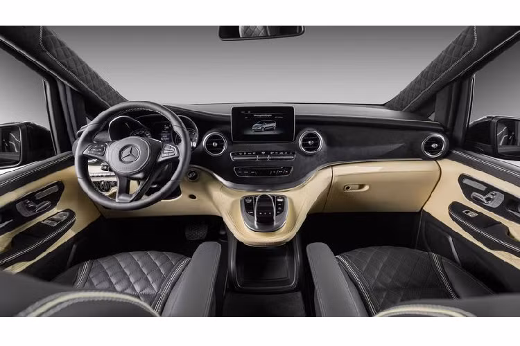 Từ một mẫu xe minivan vốn đã rất sang trọng, Schawe đã biến khoang cabin của Mercedes V-Class thành một không gian mà bất cứ ai cũng muốn sở hữu. Khu vực bảng điều khiển trung tâm cùng các tấm ốp đều được bọc da Nappa cao cấp, bao gồm màu da đen đặc trưng của Mercedes-Benz và sự tinh tế thường thấy trên các dòng xe của Bentley.