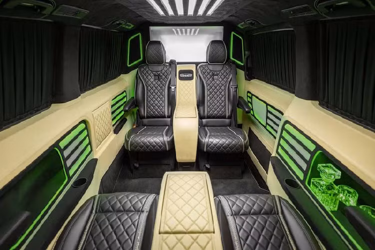 Ý tưởng của hãng độ Schawe Car Design rất đơn giản - đó là biến mọi tiện nghi và thiết kế trong khoang nội thất của V-Class lên một đẳng cấp cao nhất có thể.