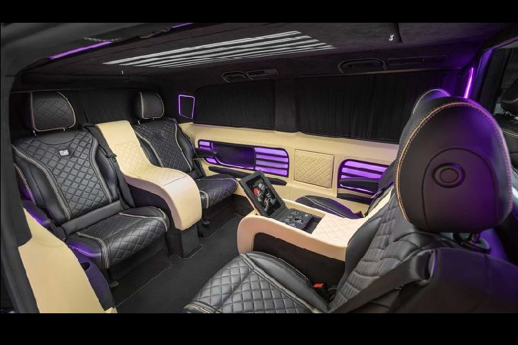 Các hàng ghế sau cung cấp chỗ ngồi cho 4 người, được lắp đặt theo kiểu đối diện, quay mặt vào nhau. Cấu hình thiết kế này sẽ rất phù hợp với các thương nhân khi tổ chức một cuộc họp ngay trong khoang cabin của chiếc xe. Tương tự như các phòng họp di động khác, khoang hành khách và khoang lái của chiếc xe cũng được ngăn cách hoàn toàn riêng biệt.