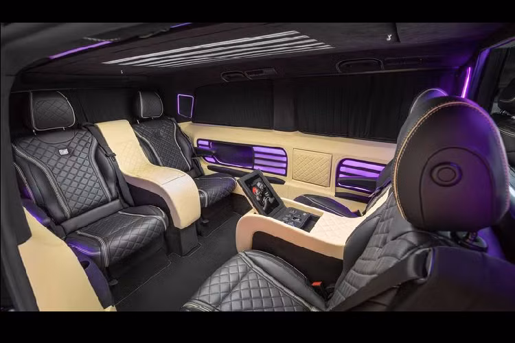 Các hàng ghế sau cung cấp chỗ ngồi cho 4 người, được lắp đặt theo kiểu đối diện, quay mặt vào nhau. Cấu hình thiết kế này sẽ rất phù hợp với các thương nhân khi tổ chức một cuộc họp ngay trong khoang cabin của chiếc xe. Tương tự như các phòng họp di động khác, khoang hành khách và khoang lái của chiếc xe cũng được ngăn cách hoàn toàn riêng biệt.