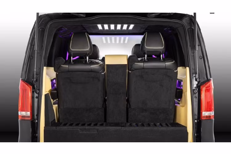 Schawe thậm chí còn bổ sung thêm rượu whiskey mạch nha cho khoang cabin của V-Class.