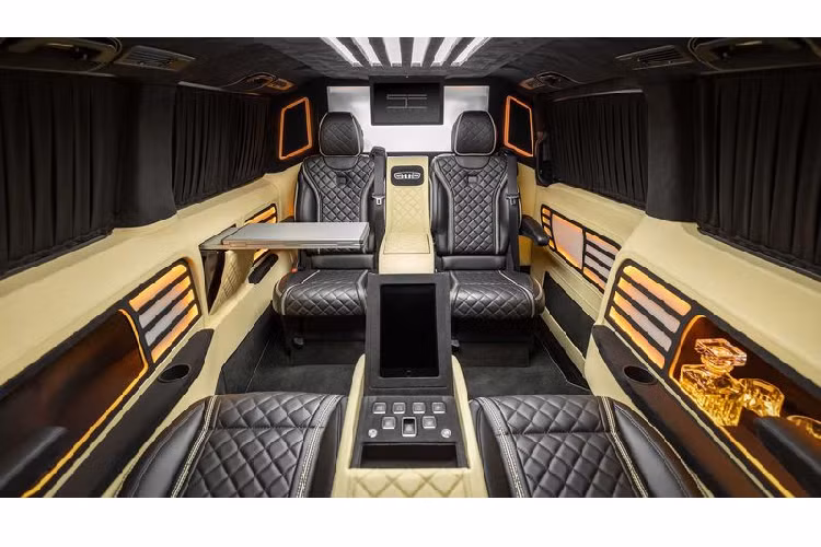 Toàn bộ ghế ngồi của Mercedes V-Class từ Schawe Car Design đều được bọc da Alcantara với hoa văn dạng kim cương đầy sang trọng, thay thế cho các chi tiết ốp nhựa như trên V-Class nguyên bản.