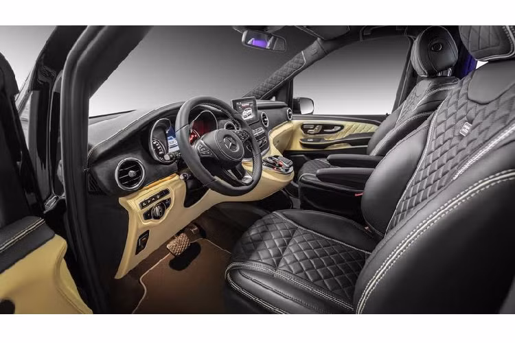 Các hành khách ở hàng ghế sau của V-Class đều được trang bị bảng điều khiển điện tử riêng có thể dễ dàng tương tác và điều chỉnh các tính năng hiện đại trong khoang nội thất.