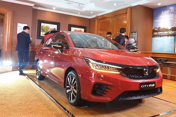 Xe oto moi don dap ra mat, khach Viet 