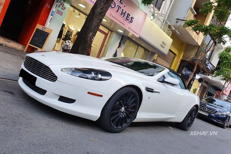 Trong khi đó, nội thất xe đẳng cấp với những chi tiết bọc da cao cấp và ốp gỗ óc chó.