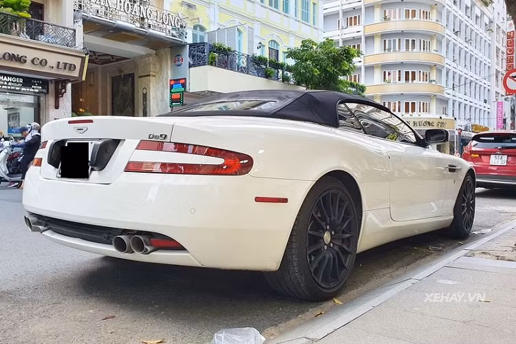 Sức mạnh của chiếc Aston Martin DB9 Volante hàng hiếm này đến từ khối động cơ V12 6.0L sản sinh công suất 510 mã lực và mô-men xoắn cực đại 620Nm, giúp xe tăng tốc từ 0-100 km/h trong 4,9 giây trước khi cán tốc độ tối đa 300 km/h.