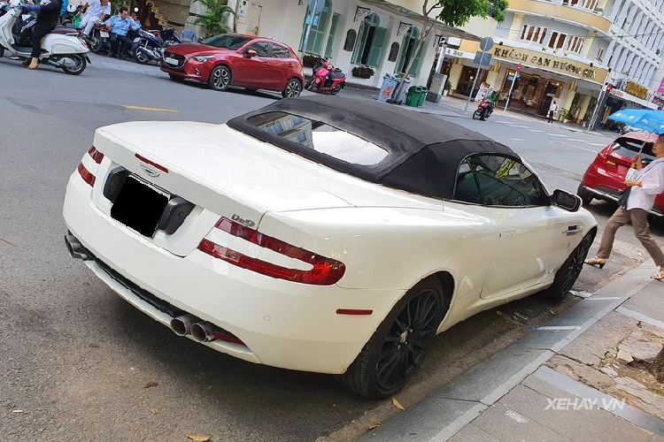 Tại Việt Nam, số lượng DB9 phiên bản Coupe có vẻ nhiều hơn so với Volante mui trần nên sự để có thể gặp gỡ một chiếc Aston Martin DB9 Volante trên đường phố rõ ràng không phải điều dễ dàng.