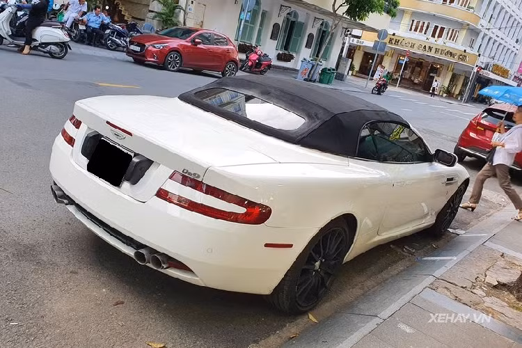 Tại Việt Nam, số lượng DB9 phiên bản Coupe có vẻ nhiều hơn so với Volante mui trần nên sự để có thể gặp gỡ một chiếc Aston Martin DB9 Volante trên đường phố rõ ràng không phải điều dễ dàng.