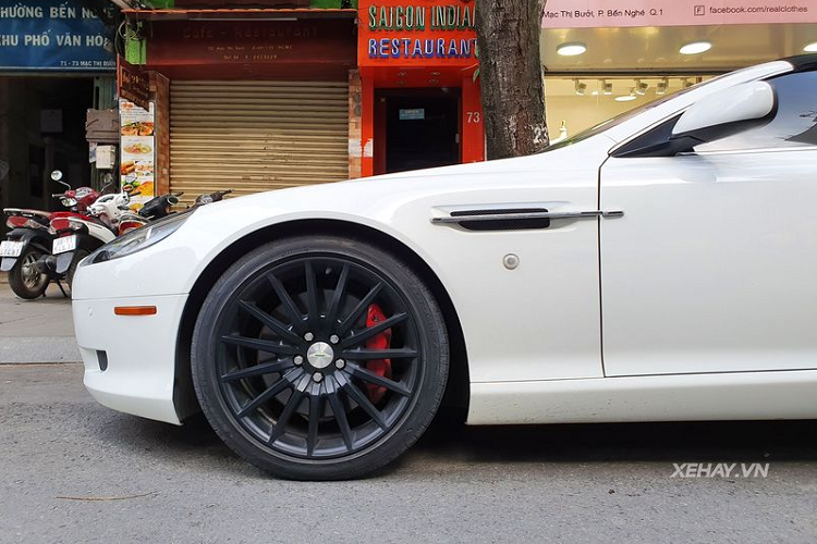 Là phiên bản cập nhật năm 2013, DB9 Volante gây ấn tượng với cụm đèn pha bi-xenon cho độ sáng tập trung và ở thời kỳ đó đây đã là một trang bị hiện đại.