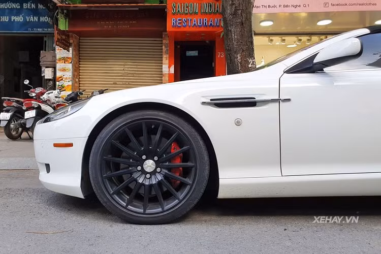 Là phiên bản cập nhật năm 2013, DB9 Volante gây ấn tượng với cụm đèn pha bi-xenon cho độ sáng tập trung và ở thời kỳ đó đây đã là một trang bị hiện đại.