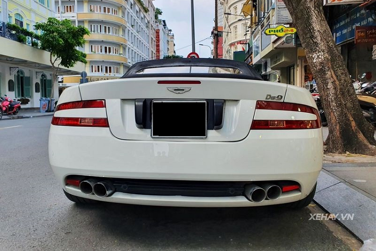 "Đậm chất quý tộc Anh" là vậy nhưng những đường nét của DB9 Volante vẫn rất phóng khoáng, thể hiện được cả phần trẻ trung của chiếc xe.