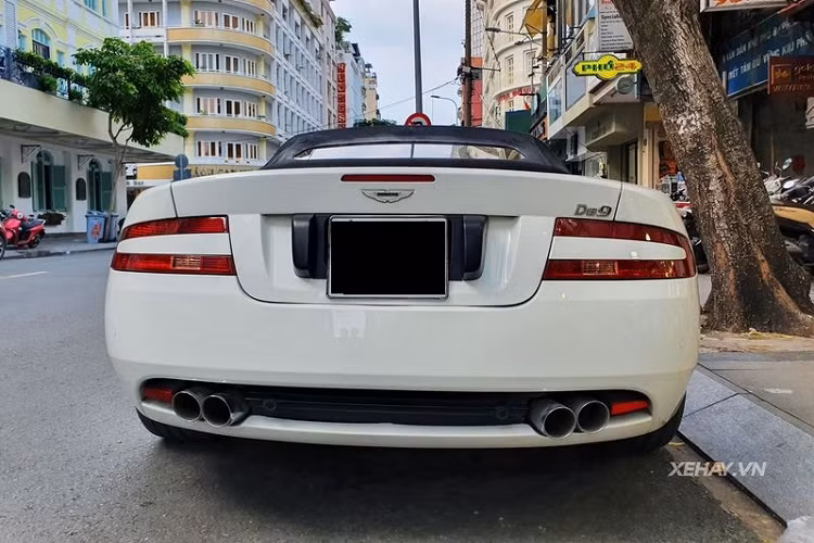 "Đậm chất quý tộc Anh" là vậy nhưng những đường nét của DB9 Volante vẫn rất phóng khoáng, thể hiện được cả phần trẻ trung của chiếc xe.