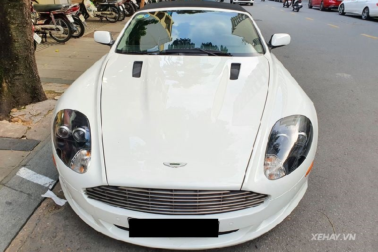 Ngoài ra, xe sang Anh Quốc còn được trang bị bộ bánh xe hợp kim đa chấu 19 inch sơn đen kết hợp hệ thống phanh Brembo hiệu suất cao với kẹp phanh màu đỏ tương phản. Hệ thống ống xả của xe đã được nâng cấp bởi trước đó xe chỉ có 2 ống xả đơn thay vì 4 ống xả như hiện tại.