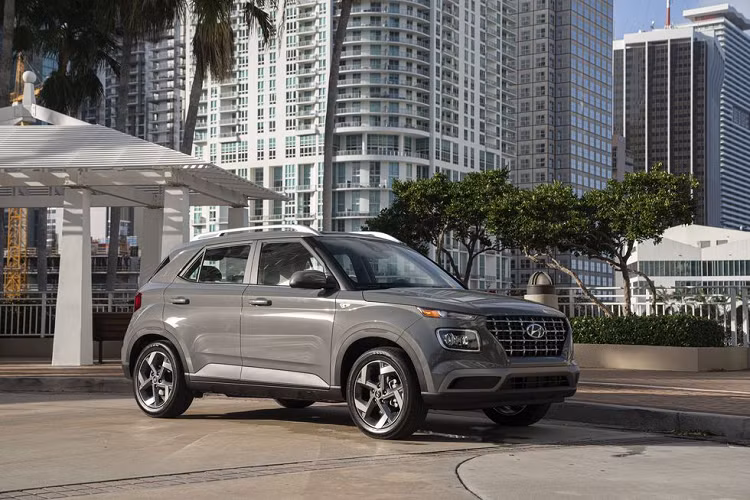 Như vậy, Hyundai Venue 2021 rẻ hơn đáng kể so với con số khởi điểm 1.188.000 Peso (569 triệu đồng) của đàn anh Kona. Đồng thời, Hyundai Venue 2021 cũng đắt hơn đối thủ trực tiếp Kia Stonic vốn cũng mới ra mắt Philippines với giá từ 735.000 - 925.000 Peso (353 - 444 triệu đồng).