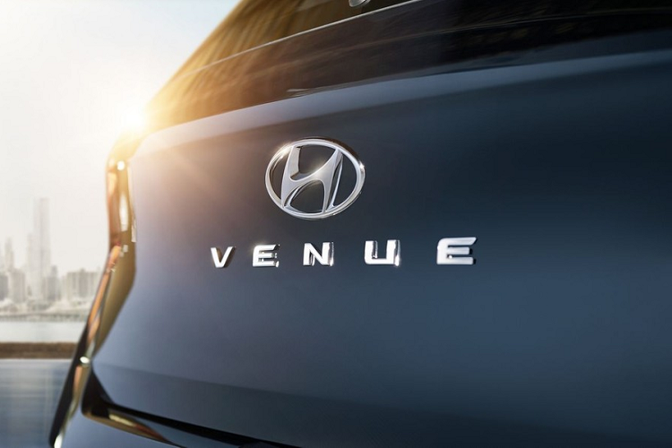 Cuối cùng là những trang bị an toàn như 2 túi khí trước, hệ thống kiểm soát lực kéo, cân bằng điện tử, phanh đĩa 4 bánh, hệ thống chống bó cứng phanh ABS, phân phối lực phanh điện tử EBD và camera lùi tiêu chuẩn. Riêng bản GLS có thêm túi khí bên và túi khí rèm cũng như cảm biến đỗ xe phía sau.